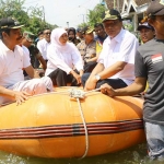 Gubernur Khofifah didampingi Bupati Gresik Sambari dan Wabup Qosim saat sidak banjir luapan Kali Lamong.