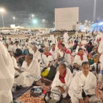 Prof Dr KH Imam Ghazali Said, MA bersama para jamaahnya saat mabit di Muzdalifah Makkah. Foto: Dok. pribadi/bangsaonline