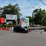 Pertigaan kodim bagian selatan atau Jalan PK Bangsa, salah satu ruas jalan yang harus disekat. Petugas mengarahkan pengguna jalan agar mencari jalan alternatif lain. foto: Muji Harjita/ BANGSAONLINE.com 