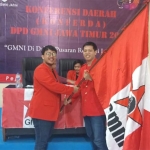 Nabrisi Rohid menerima bendera sebagai tanda perpindahan tampuk kepemimpinan.