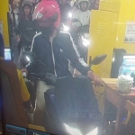 Tangkapan layar CCTV saat pelaku membawa kabur motor Nmax milik korban