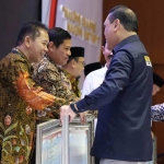 Menteri PAN-RB saat memberikan LHE AKIP kepada Pemkab Malang. foto: ist