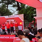 Wabup Kediri Dewi Mariya Ulfa saat memberangkatkan Kediri Half Marathon 2025. Foto: Muji Harjita/BANGSAONLINE