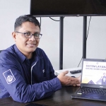 Nur Hasan saat menunjukkan materi sistem layanan online work permit