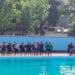 Tim penyelamat perempuan saat berlatih di kolam renang.