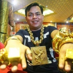 Ilustrasi: Pengusaha asal Vietnam memamerkan perhiasan emasnya.
