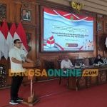 Pj Wali Kota Mojokerto, M Ali Kuncoro ketika membuka Sarasehan Pemantapan Etika dan Budaya Politik Tahun 2024. Foto: Yudi Eko/BANGSAONLINE