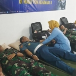 Para personel Polisi Militer dari TNI AD dan TNI AU di wilayah Surabaya yang sedang melakukan aksi donor darah.