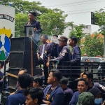 Mahasiswa UTM saat unjuk rasa di Polres Bangkalan