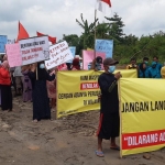 Ratusan warga saat mendatangi tambang galian C di Dusun Sawoan Desa Sawo. Mereka menuntut tambang tersebut ditutup karena diduga ilegal.