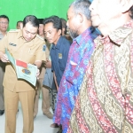 Bupati Nganjuk Novi Rahman saat membagikan sertifikat program PTSL ke masyarakat melalui. foto: BAMBANG/ BANGSAONLINE 