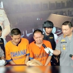 Aris Sugianto dan Azis, dua orang pelaku mutilasi Budi Hartanto dihadirkan Polda Jatim di depan awak media saat menggelar rilis, Senin (15/4). foto: ANATASIA/ BANGSAONLINE