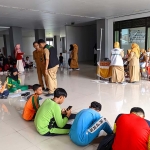 Para calon siswa Sekolah Rakyat Bojonegoro saat mengikuti tes kesehatan.