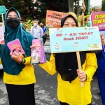 Staf Dinkes Kota Kediri saat kampanye cegah stunting di Bundaran Sekartaji. Foto: Ist