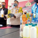 Kapolres Blitar, AKBP Ahmad Fanani Eko Prasetya menunjukkan bibit parfum yang dicuri tersangka.