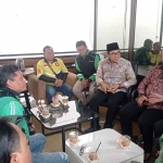 Perwakilan driver ojol saat bertemu dengan Kapolres Batu AKBP Andi Yudha Pranata, Wali Kota Batu Nurochman, dan Wakil Wali Kota Batu Heli Suyanto.