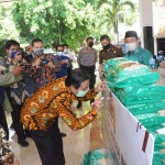 PEDULI SESAMA: Penyerahan beras bantuan PT Pondok Tjandra Indah ke pemkab Sidoarjo, Selasa (14/4). foto: ist