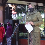 Bupati Mojokerto, Ikfina Fatmawati. saat memimpin apel ASN.
