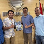 Revol Afkar yang didampingi Aulia Rahman menyerahkan proposal Turnamen Futsal kepada Ahmad Rizki Sadig yang didampingi Muhammad Fachruddin di Kantor DPW PAN Jatim Jalan Darmokali Surabaya, Jumat (30/5/2025). Foto: bangsaonline