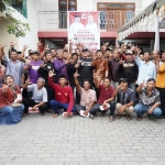 Calon Bupati Kediri nomor urut 2 Hanindhito Himawan Pramana bersama warga Jabon. (Ist)