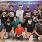 Tim Catur Under Bamboo binaan Persatuan Wartawan Indonesia Kediri (berdiri), dan Tim Variant Club. Foto: Ist