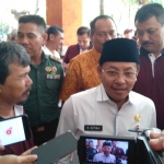 Wali Kota Malang Sutiaji saat diwawancarai awak media usai memberikan pengarahan kepada pengurus KONI di Hotel Ubud, Rabu (15/01/20). foto: IWAN IRAWAN/ BANGSAONLINE