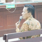 Kepala Dinas Perdagagan Roosli Soelihanjono saat jadi saksi di persidangan kasus korupsi dengan terdakwa Bupati Bangkalan R. Abdul Latif Amin Imron di Pengadilan Tipikor Surabaya, Selasa (2/5/2023).