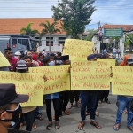 Aksi puluhan perwakilan warga dari tiga kecamatan saat menggelar aksi di depan Kantor BPN Bangkalan. foto: FAUZI/ BANGSAONLINE