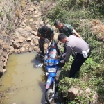 Motor korban sedang dievakuasi petugas dari parit sedalam 3 meter.