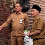 Bupati Mojokerto saat melakukan peninjauan rumah warga yang tidak layak huni.
