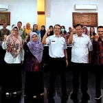 Kepala DPMPTSP Kota Kediri, Edi Darmasto (depan nomor 3 dari kanan), bersama para peserta workshop. Foto: Ist