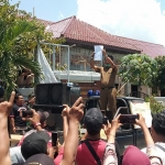 Kades Purwasari, Sukatman, menunjukan surat pengunduran diri Miseni dari jabatannya di hadapan pendemo. foto: NOVIAN CATUR/ BANGSAONLINE