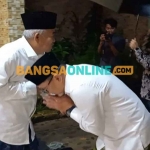 Menteri Perdagangan RI yang juga Ketua Umum PAN Zulkifli Hasan mencium tangan Prof Dr KH Asep Saifuddin Chalim, MA, saat silaturahim ke pendiri dan pengasuh Pondok Pesantren Amanatul Umah di kediaman Ning Imah Jalan Siwalankerto Utara, Surabaya, Selasa (6/2/2023). Foto: MMA/BANGSAONLINE