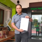 Seorang warga, Irwan Febrianto Nugroho, melaporkan dugaan penyimpangan pengadaan barang dan jasa oleh Dinkes Ngawi di Kantor Kejari setempat, Jumat (9/12/2022).