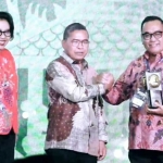 Kepala Dinas Lingkungam Hidup (DLH) Pamekasan Supriyanto saat menerima penghargaan piala adipura kategori kota kecil.