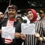 Wakil Gubernur Jatim Syaifullah Yusuf memakai kostum Sakera, bersama istri, hendak menyoblos. foto:rohmatun nisa alseena kapoor/BANGSAONLINE