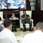 Danrem 084/BJ, Brigjen TNI Terry Tresna Purnama, saat bersama Wali Kota Surabaya, Eri Cahyadi.