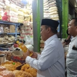 Bupati Fadeli terjun langsung ke pasar untuk mengecek harga sembako. 