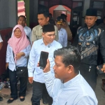 Bupati Mojokerto terpilih saat meninjau rumah yang meledak di Sumolawang Kidul, Desa Sumolawang, Kecamatan Puri.