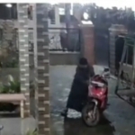 Tangkapan layar CCTV saat pelaku menggasak motor korban
