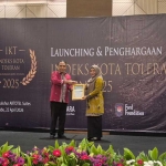 Wakil Wali Kota Probolinggo ketika menerima penghargaan.