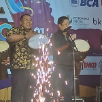 Sekdakot Mojokerto Gaguk Tri Prasetyo bersama Ketua Kwarcab Gerakan Pramuka Kota Mojokerto Supriyadi Karima Syaiful, serta tamu undangan lainnya menabuh kendang sebagai tanda penutupan Jatim Ampuh Kota Mojokerto.