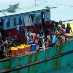 Kapal yang membawa sebanyak 44 imigran asal Sri Lanka terdampar di perairan Aceh. Mereka yang hendak menuju Australia ditemukan oleh nelayan setempat pada Sabtu lalu.