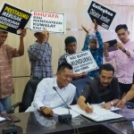 Sejumlah anggota dewan menandatangani pemakzulan terhadap Bupati Jember Faida.