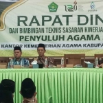 Kepala Kemenag Lamongan Mukhlisin Mufa saat memberi sambutan dalam kegiatan rapat dan bimtek.