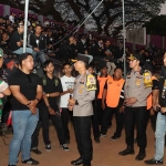 Kapolres Kediri Kota saat memimpin langsung pengamanan pertandingan friendly match antara Persik Kediri melawan Asian Warriors FC. Foto: Ist