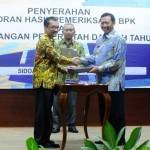 Bupati Tuban, Fathul Huda saat menerima penghargaan opini WTP. foto: suwandi/ BANGSAONLINE