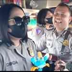 Anggota Satlantas Polres Jombang saat mengamen untuk menghibur pemudik di atas bus.