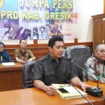 Ketua DPRD Gresik Abdul Hamid didampingi Wakil Ketua Nur Qolib saat memberikan keterangan pers soal penanganan Kali Lamong. foto: SYUHUD/ BANGSAONLINE