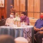 Wali Kota Kediri Abdullah Abu Bakar saat mengikuti Diskusi Kepala Daerah Millenial Jawa Timur, di Royal Residence Club House Surabaya, Senin (7/9) malam. foto: ist/ bangsaonline.com